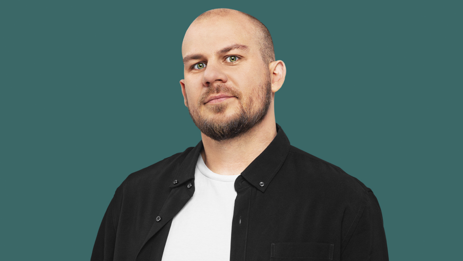 «Русский юмор — это возможность увидеть язык с разных граней»: комик Валентин Сидоров в интервью Peterburg2